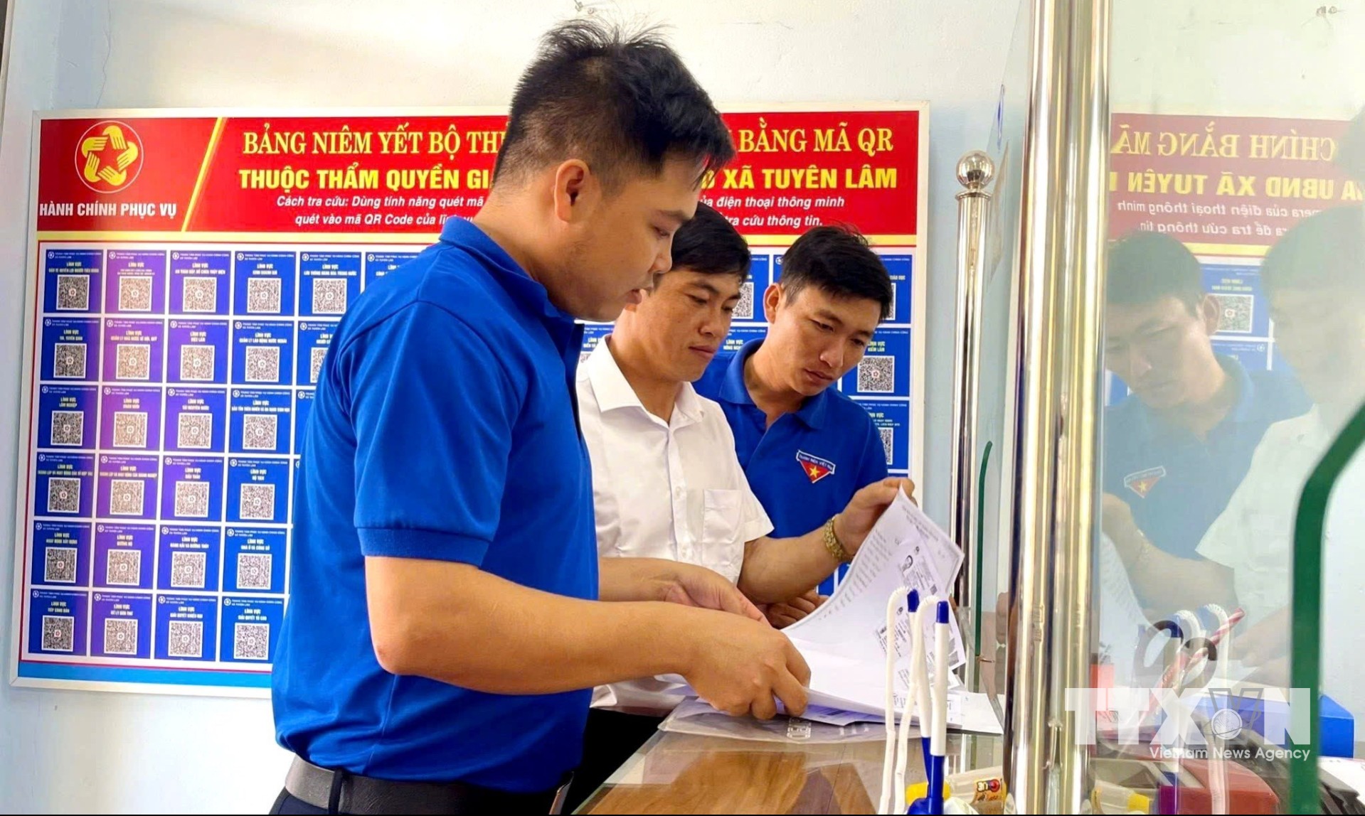 Đoàn xã Tuyên Lâm (tỉnh Quảng Trị) tổ chức các đội hình tình nguyện hỗ trợ người dân thực hiện dịch vụ công trực tuyến tại Trung tâm Phục vụ hành chính công của xã. (Ảnh: Võ Dung/TTXVN)